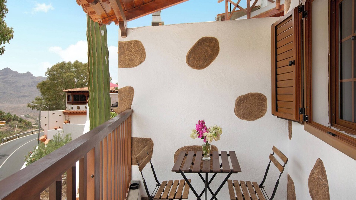 Santa Lucia House | Holiday Home 'Cottage Santa Lucía 2' with Mountain View, Balconies & Wi-Fi