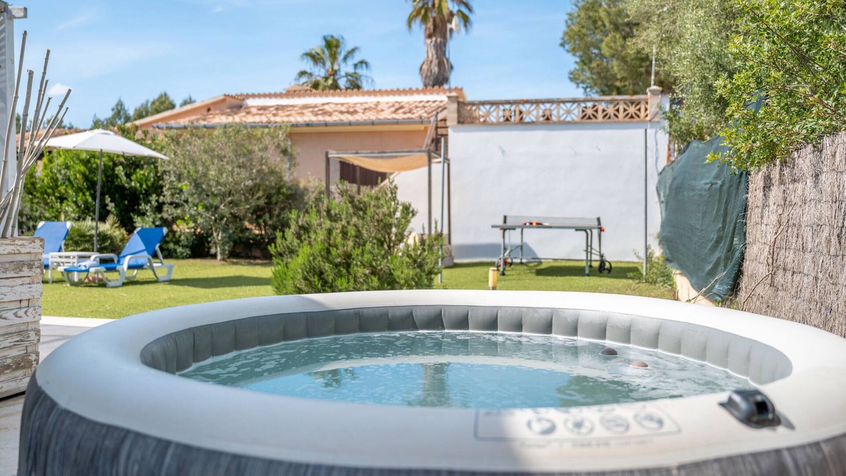 Urbanizacion S'Estanyol House | Holiday Home 'Cozy Little House Close To The Sea' with Private Terrace, Wi-Fi and Air Conditioning