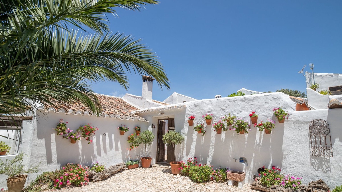 Villanueva del Trabuco Apartment | Holiday home "El granero mountain cottage" with communal pool and WiFi