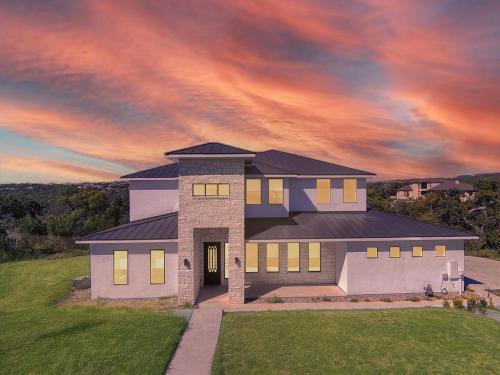 Northshore On Lake Travis Villa | Holiday Family Retreat at Lake- Lake Views, Pickleball, Jacuzzi & Winery