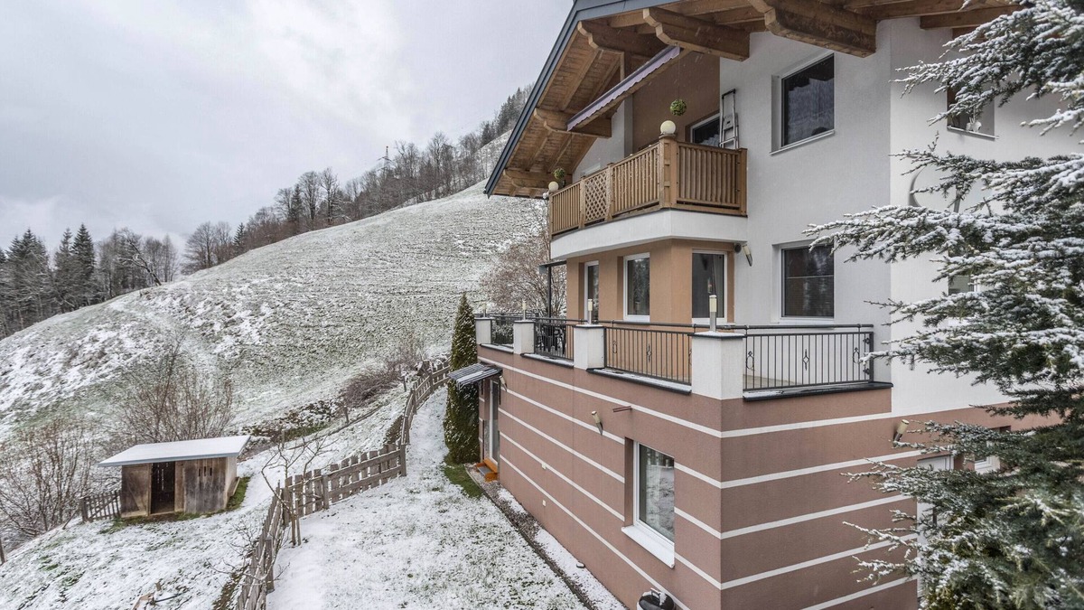 Sankt Johann im Pongau Apartment | Holiday flat 'Chalet Berger' with mountain view, communal garden and WiFi.