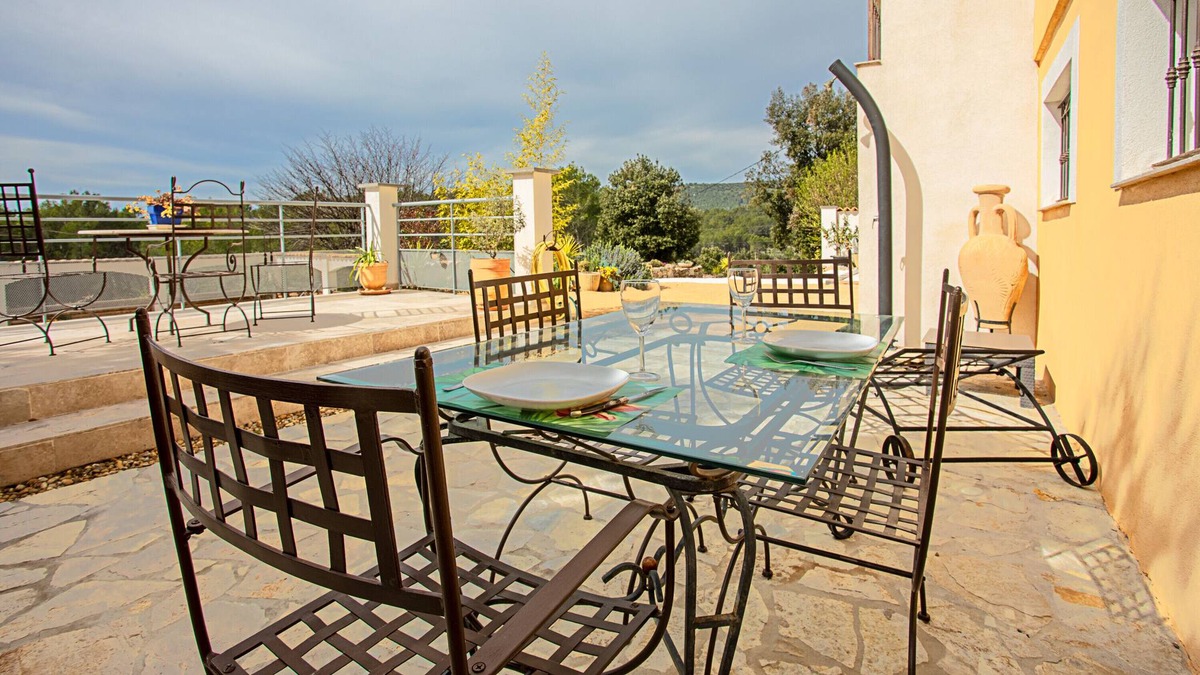 Carnoules Apartment | Holiday flat, country house with view on the hills, shared pool and Wi-Fi