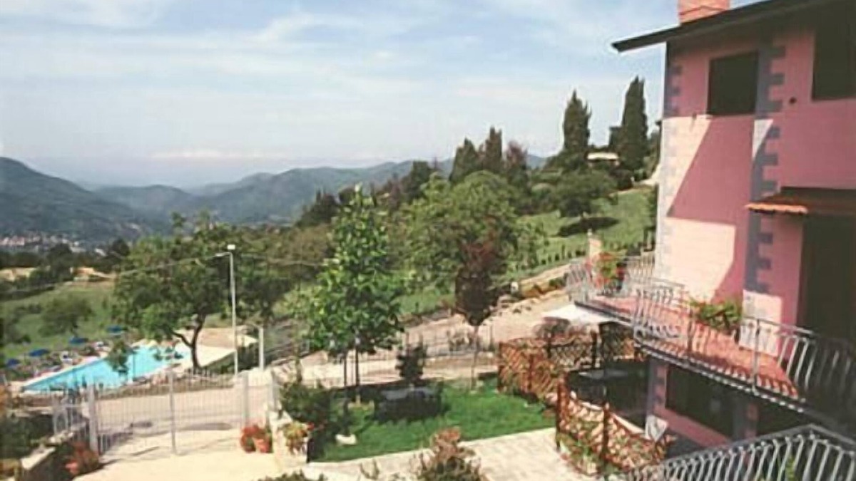 Minucciano Apartment | Holiday flat with furnished balcony