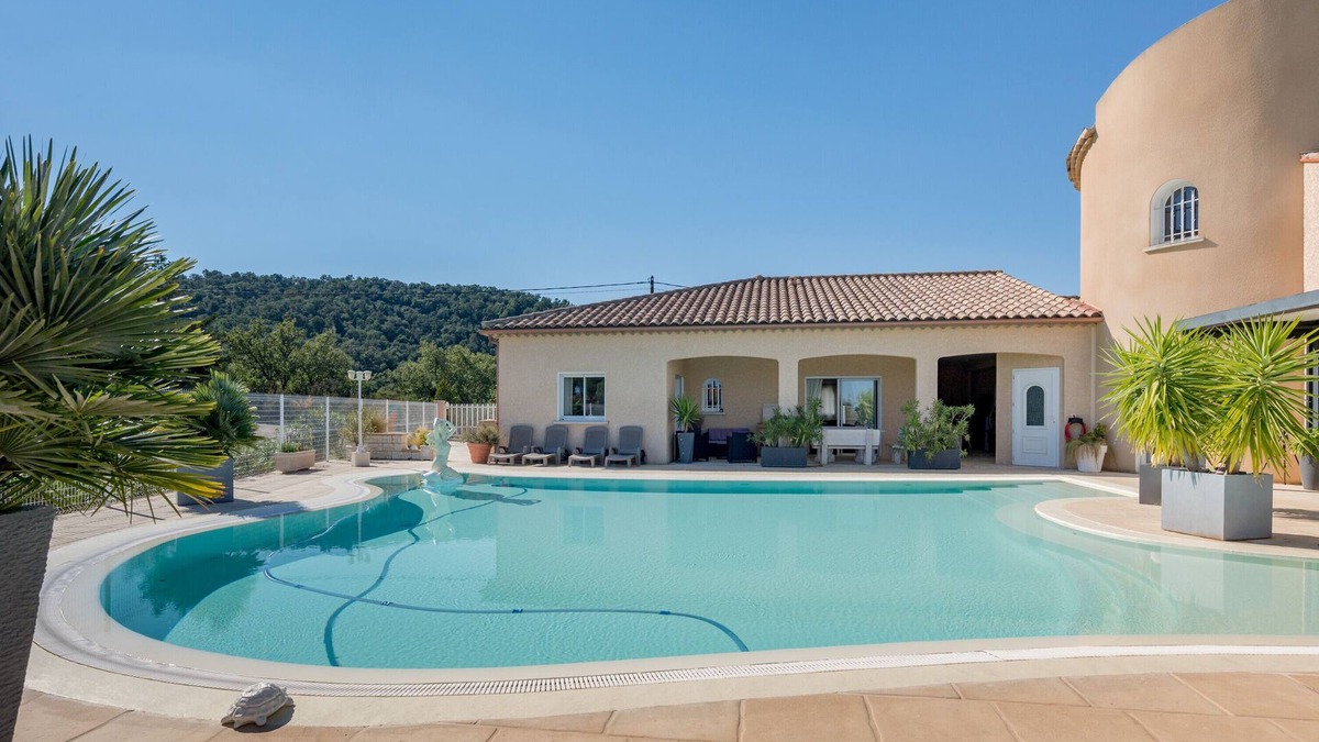 Montesquieu-des-Alberes Villa | Holiday Home 'Maison Entre Mer Et Montagnes' with Mountain View, Private Pool and Wi-Fi