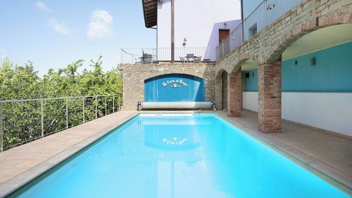 Cerretto Langhe Apartment | Holiday Home 'La Corte di Langa Alloggio Turchese' with Shared Pool & Wi-Fi