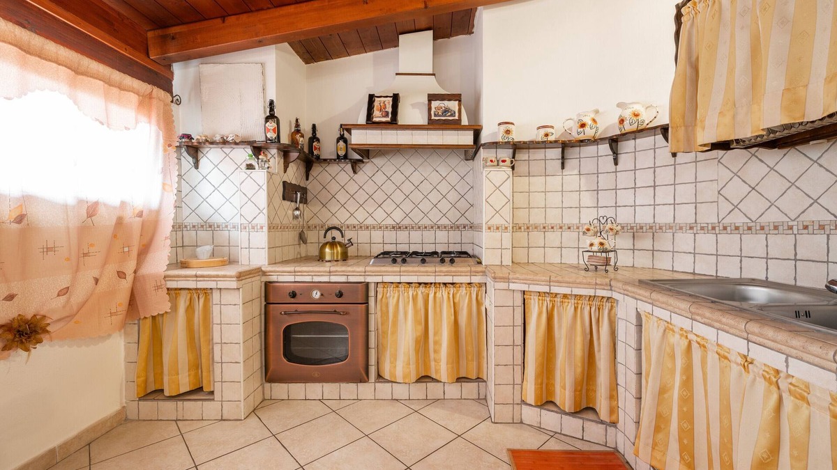 San Giovanni Suergiu House | Holiday Home 'Gaia Casa Vacanze' with Private Terrace, Balcony and Air Conditioning