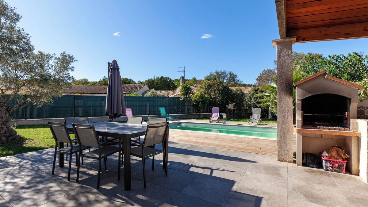 Les Pennes-Mirabeau House | Holiday Home 'Maison Tout Confort' with Private Pool, Wi-Fi and Air Conditioning