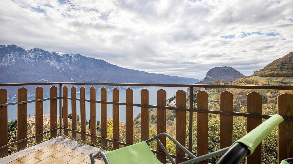 Pieve House | Holiday Home 'Casa Damiano' with Lake View, Private Garden and Wi-Fi