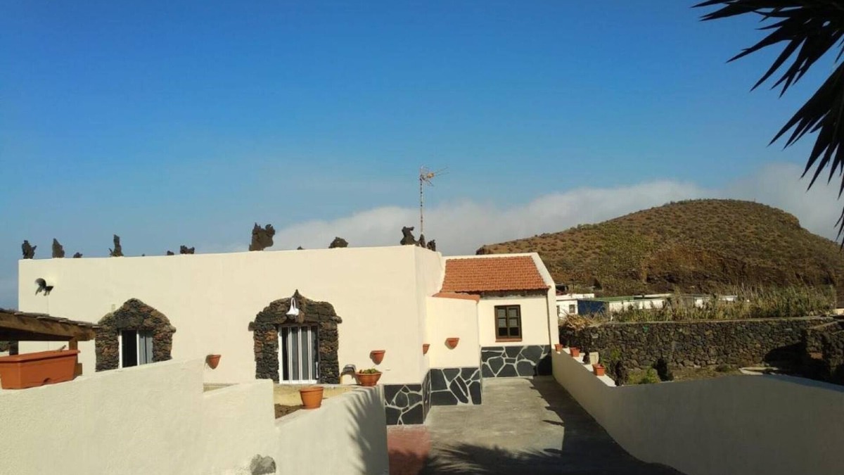 Mocanal House | Holiday Home 'Aguarijo' with Sea View, Private Terrace and Private Garden