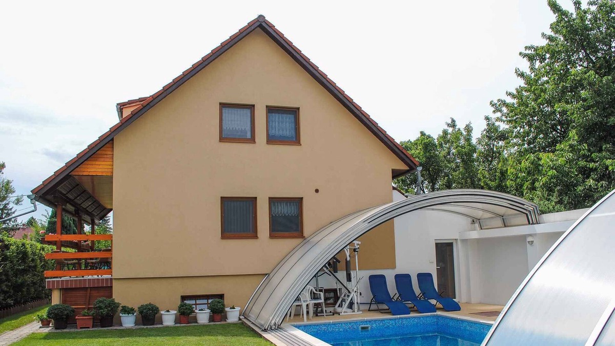 Siofok-Szabadifurdo House | Holiday home air-conditioned, with WiFi, large indoor pool, sauna, dishwasher