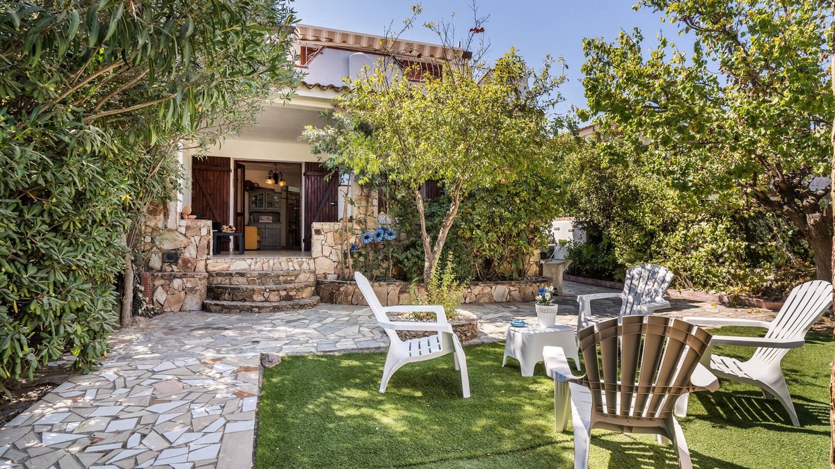 Budoni House | Holiday Home 'Al Mare Da Pépé' Near the Beach with Terrace, Garden and Air Conditioning