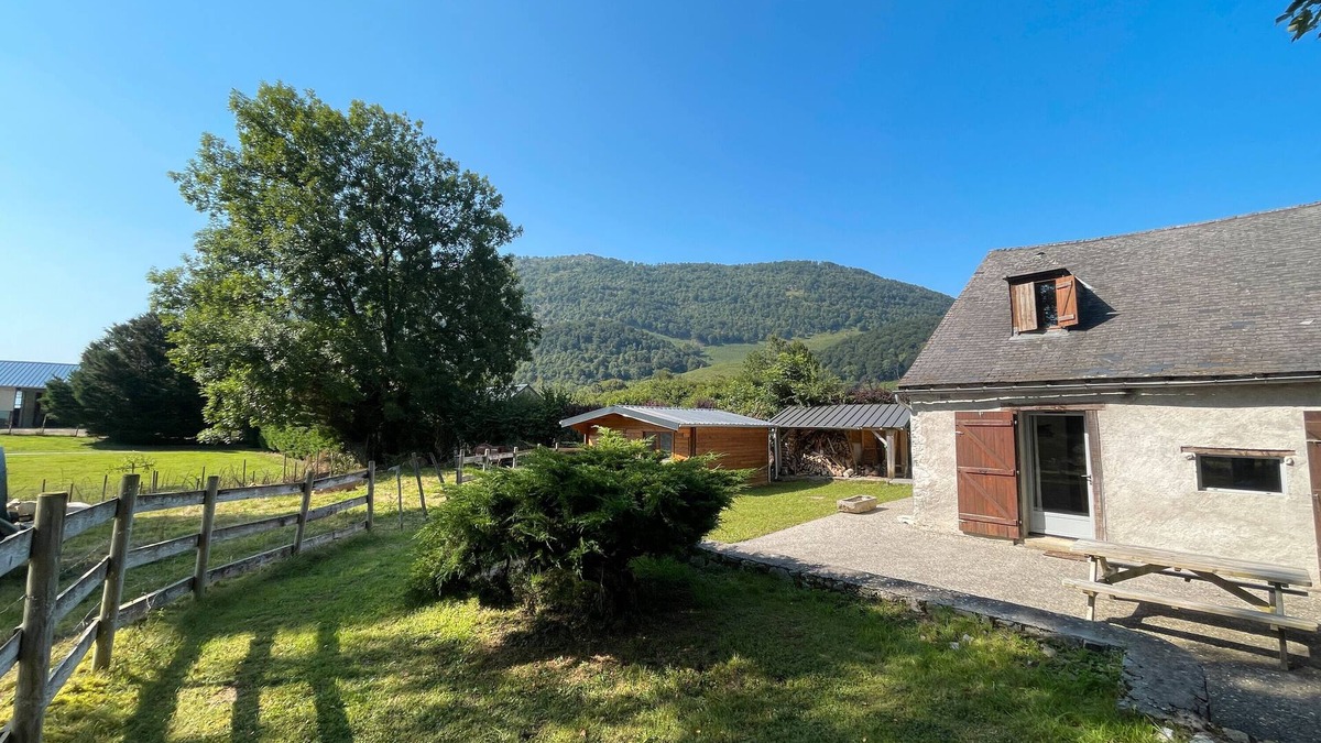 Castet House | Holiday Home 'Ancienne Bergerie' with Mountain View, Shared Terrace and Private Garden