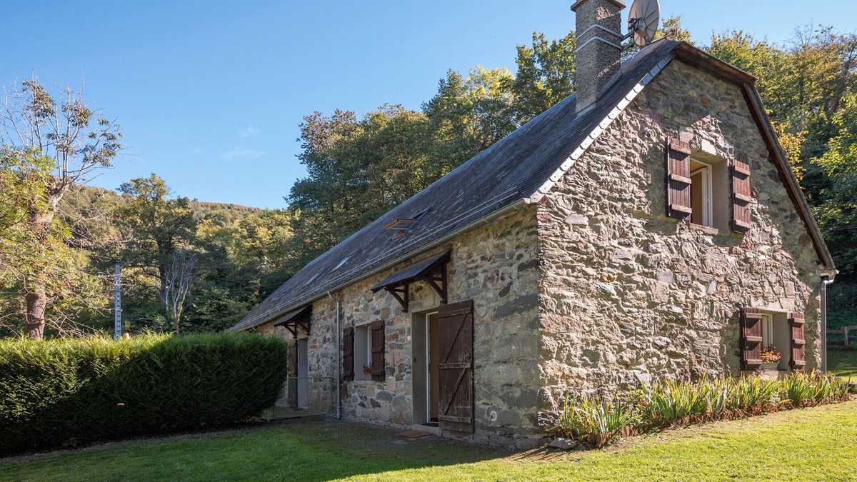 Artalens-Souin House | Holiday Home 'Baou' with Mountain View, Private Terrace and Wi-Fi