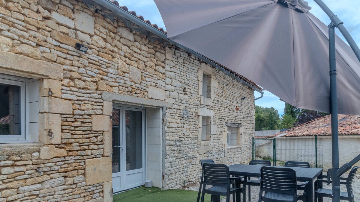Bercloux House | Holiday Home 'Berclois' with Private Terrace, Wi-Fi and Air Conditioning