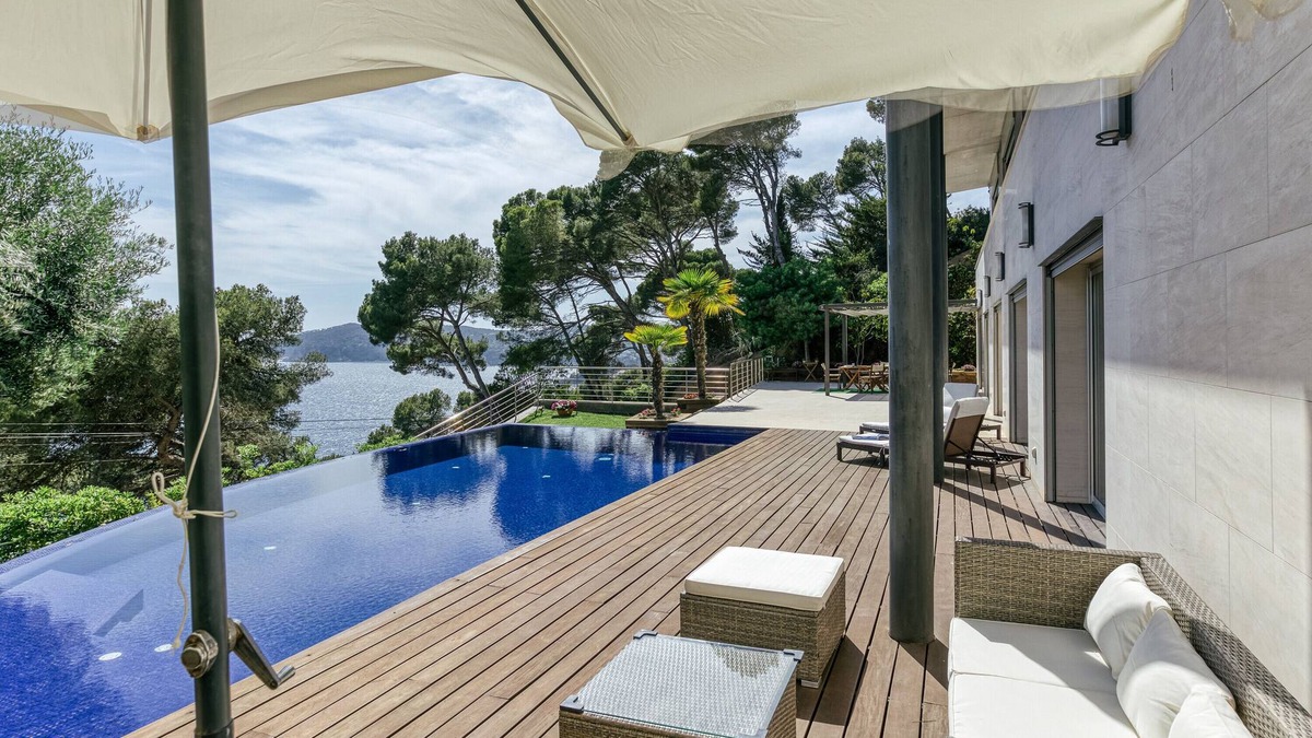 Llafranc House | Holiday Home "Blueview" with lovely views, Pool & Wi-Fi
