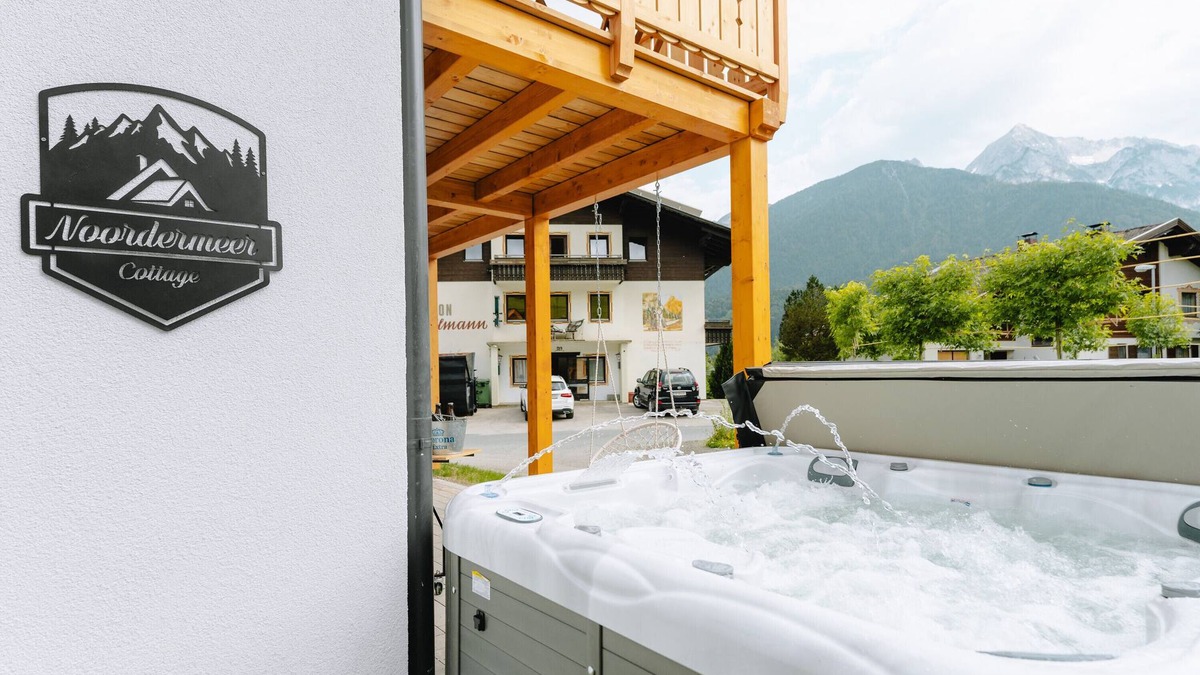 Kotschach-Mauthen House | Holiday home 'Bubbelen Aan De Piste' with mountain view, terrace, jacuzzi and WiFi