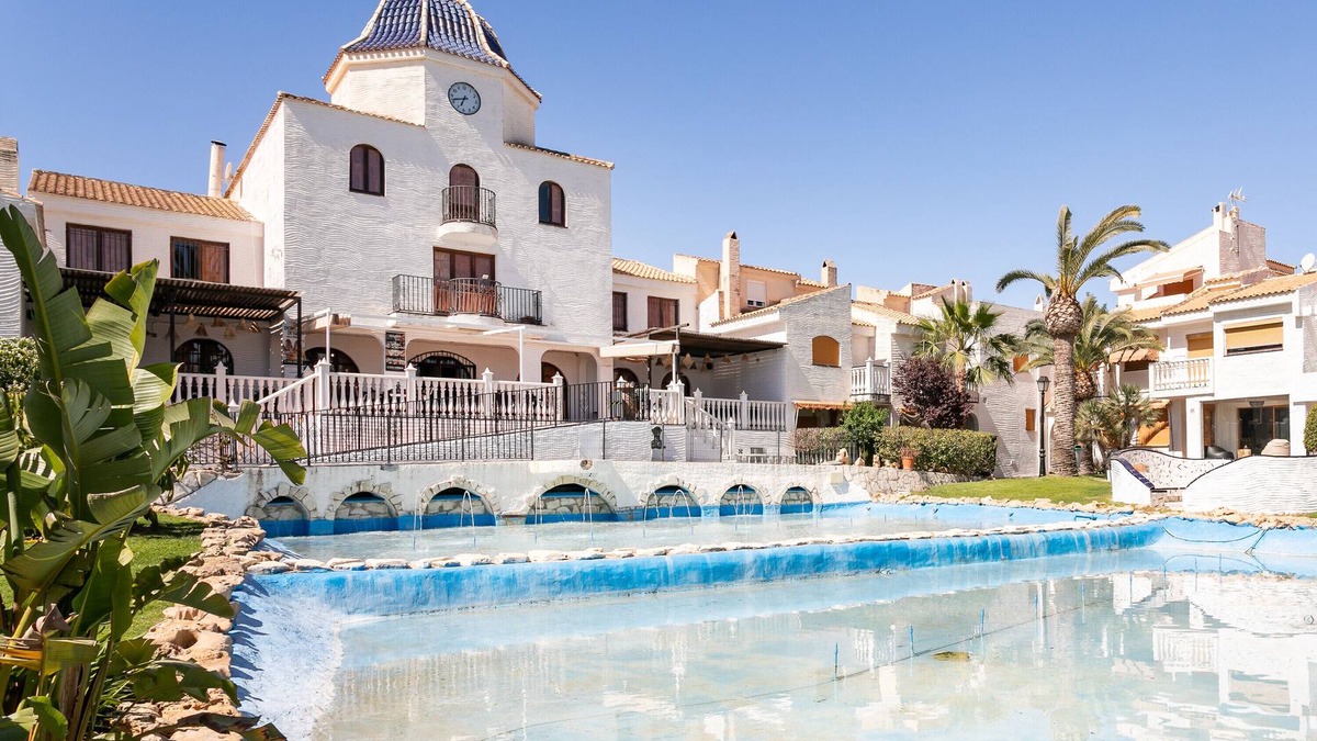 Los Arenales del Sol House | Holiday Home 'Bungalow Urb Costa Hispania' close to the Beach with Shared Pool & Wi-Fi