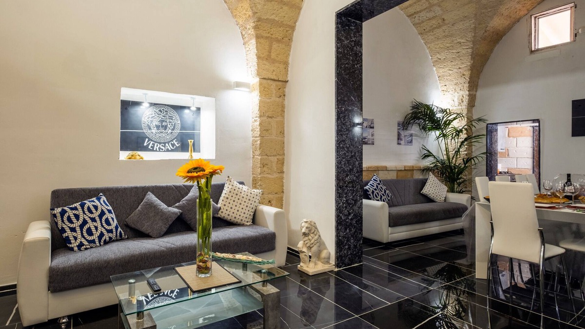 Salice Salentino House | Holiday Home 'Charme Palace Salento' with Private Terrace, Wi-Fi and Air Conditioning