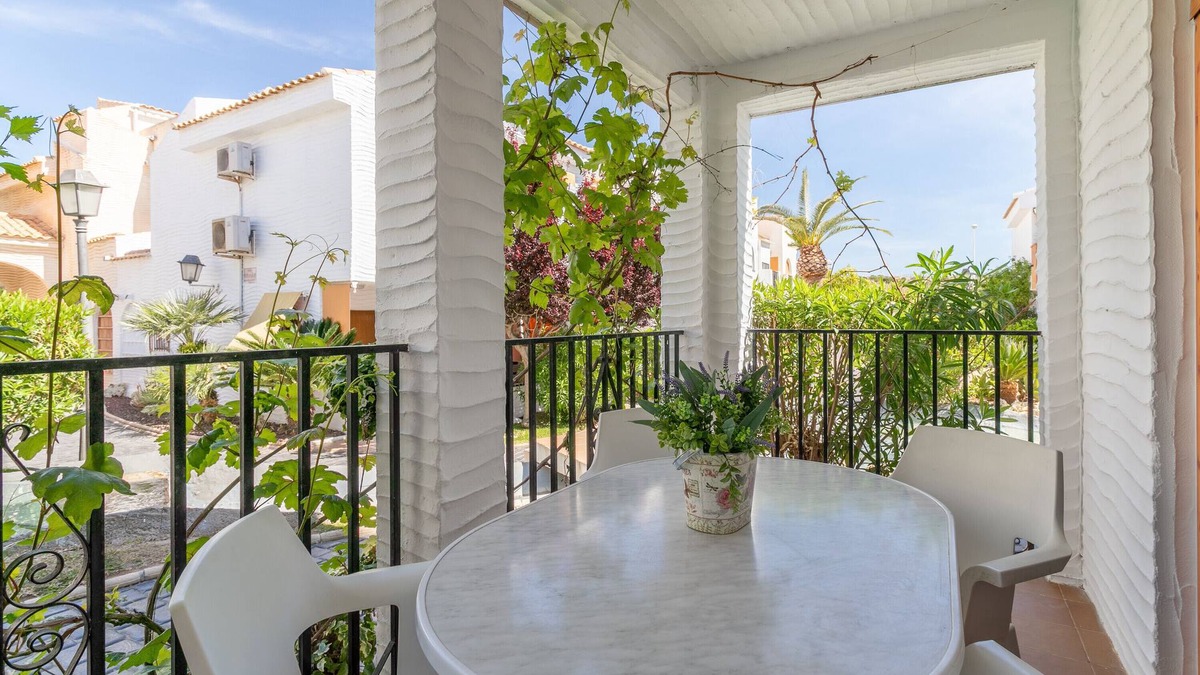 Los Arenales del Sol House | Holiday Home 'Casa en la playa con piscinas E' with Shared Pool, Wi-Fi and Air Conditioning