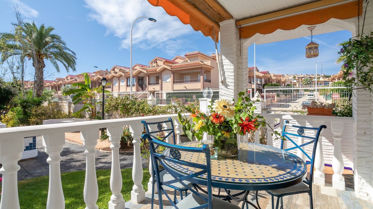 Los Arenales del Sol House | Holiday Home 'Casa Pista' with Shared Pool, Wi-Fi and Air Conditioning