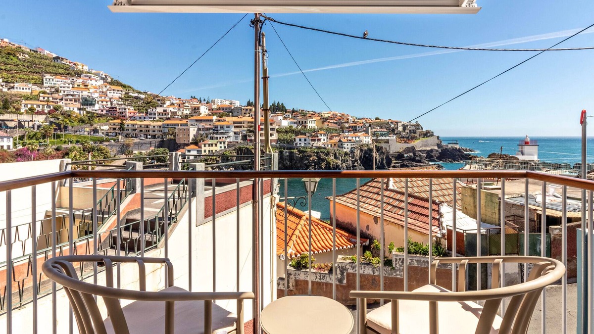 Camara de Lobos House | Holiday Home "Casa das Andorinhas" with Private Terrace & Wi-Fi