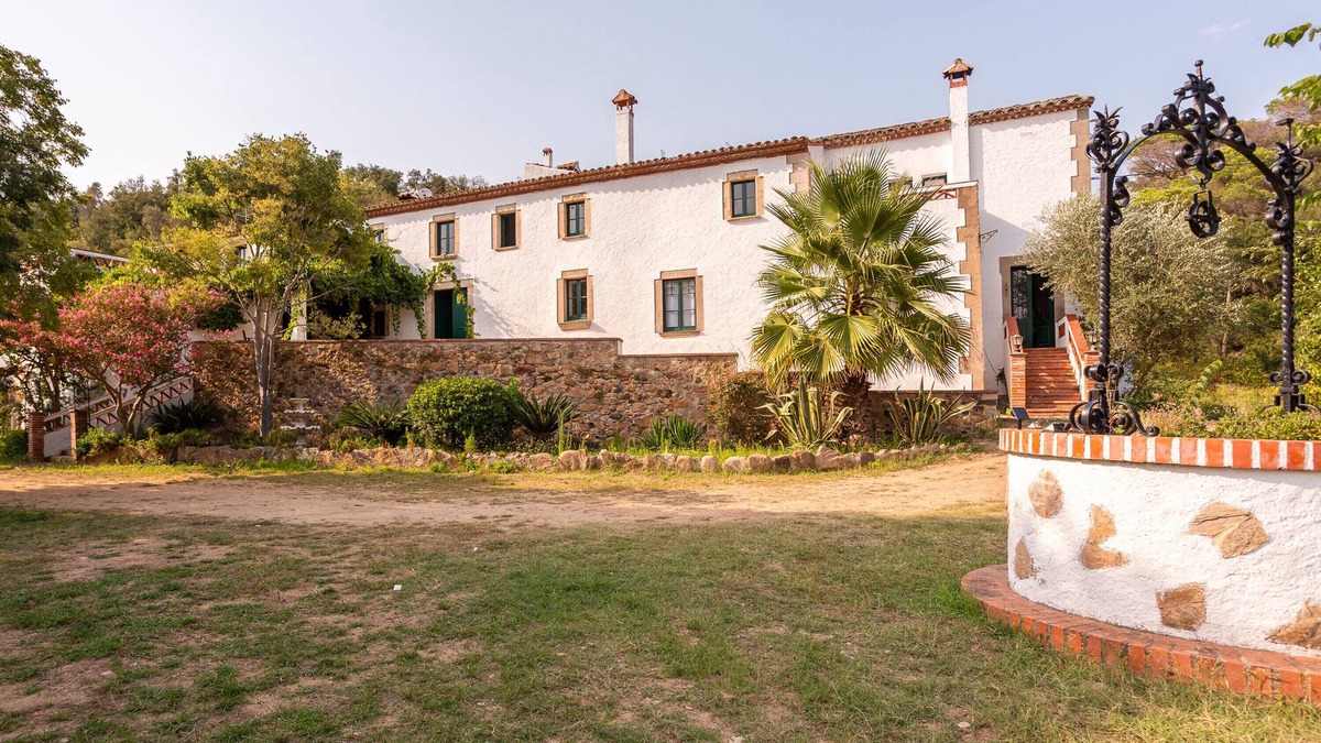 Tossa de Mar House | Holiday Home 'Can Garriga, Casa Principal' with Mountain View, Private Terrace and Wi-Fi