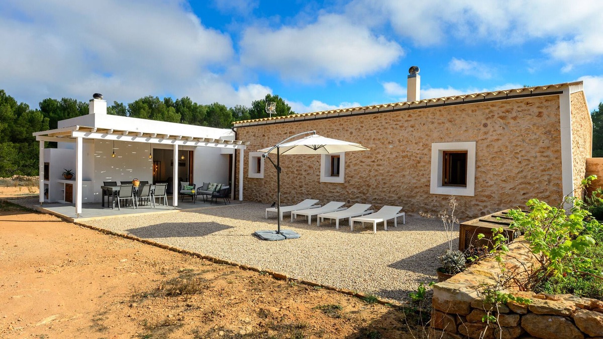 Pilar de la Mola House | Holiday Home 'Can Xumeu Ferrer' with Private Terrace, Wi-Fi and Air Conditioning