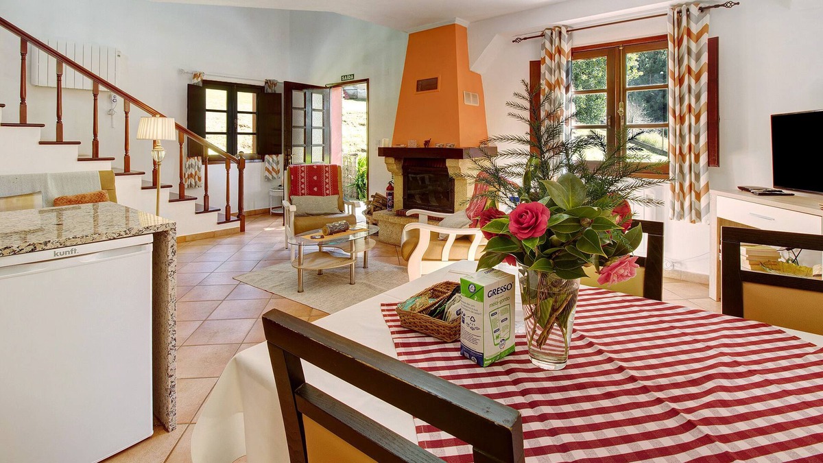 Camacha House | Holiday Home "Casa Amor Perfeito" with Mountain View, Garden & Wi-Fi