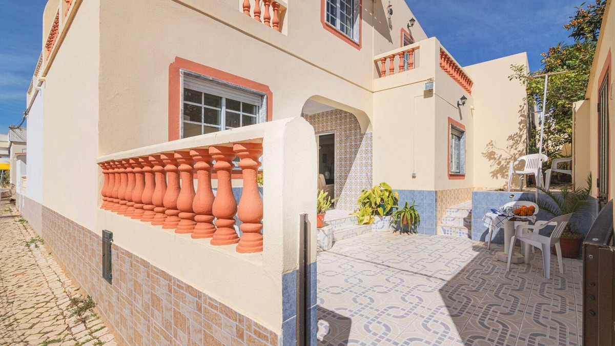 Estombar House | Holiday Home 'Casa Do Sol - Estombar' with Private Garden, Balcony and Wi-Fi