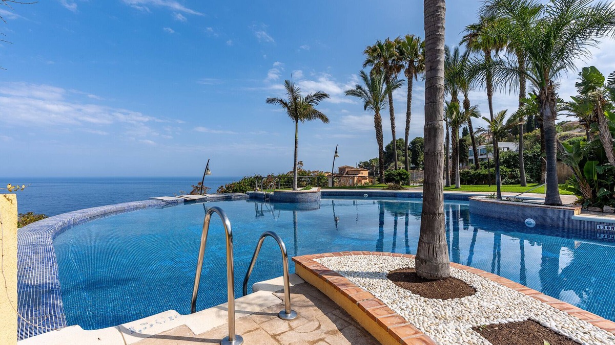 Velilla-Taramay House | Holiday Home 'Casa Encontrada' with Shared Pool & Wi-Fi