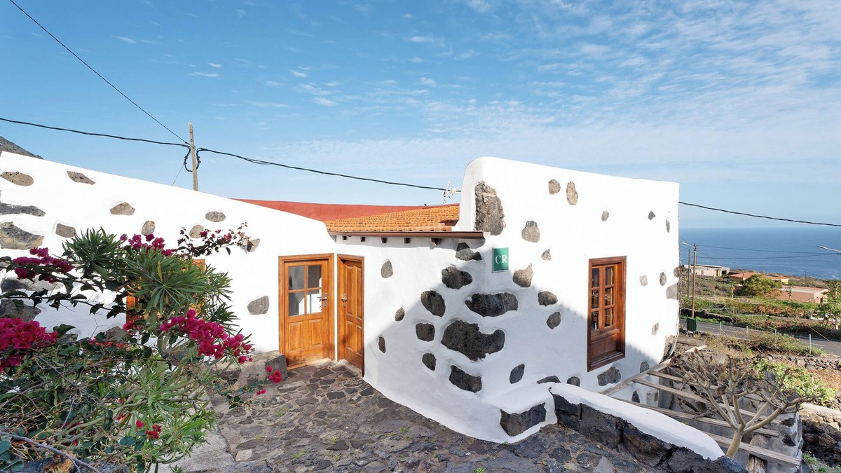 Los Llanillos House | Holiday Home 'Casa Rural Los Llanillos' with Sea View, Private Terrace and Wi-Fi