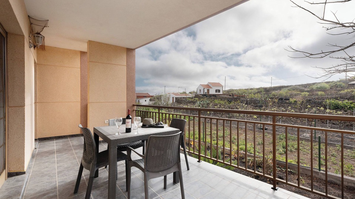 Echedo House | Holiday Home 'Casa Girdana' with Sea View, Private Terrace and Wi-Fi