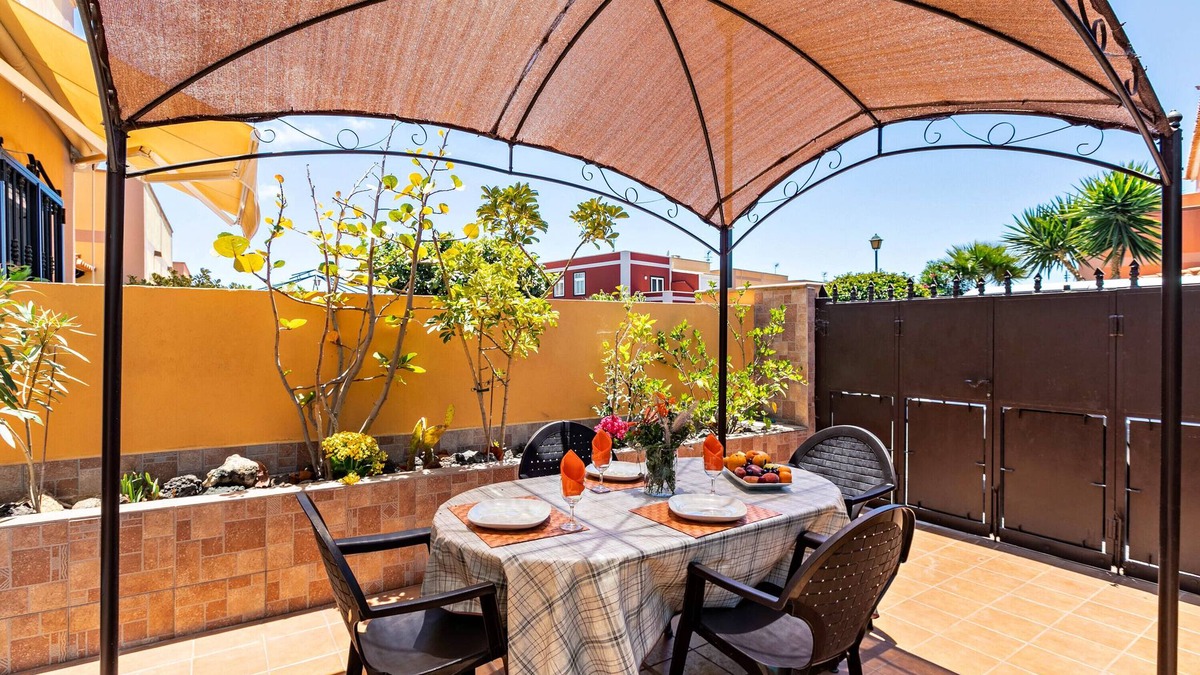 Las Rosas House | Holiday Home Casa Golfin with Garden View, Wi-Fi & Terrace