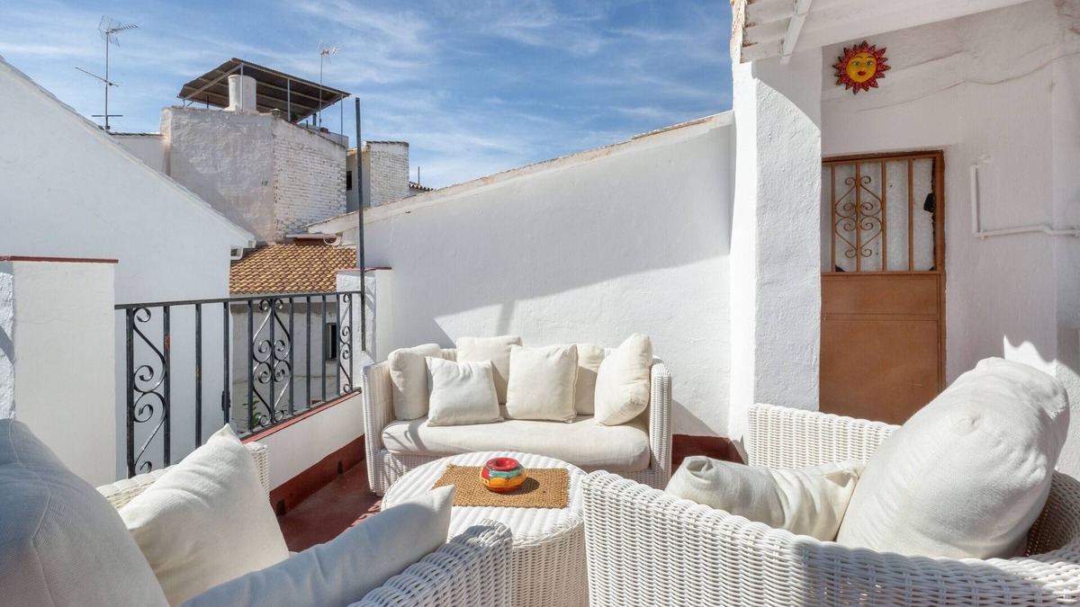 Guaro House | Holiday Home Casa Linda with Mountain View, Wi-Fi, A/C, Balcony & Terrace