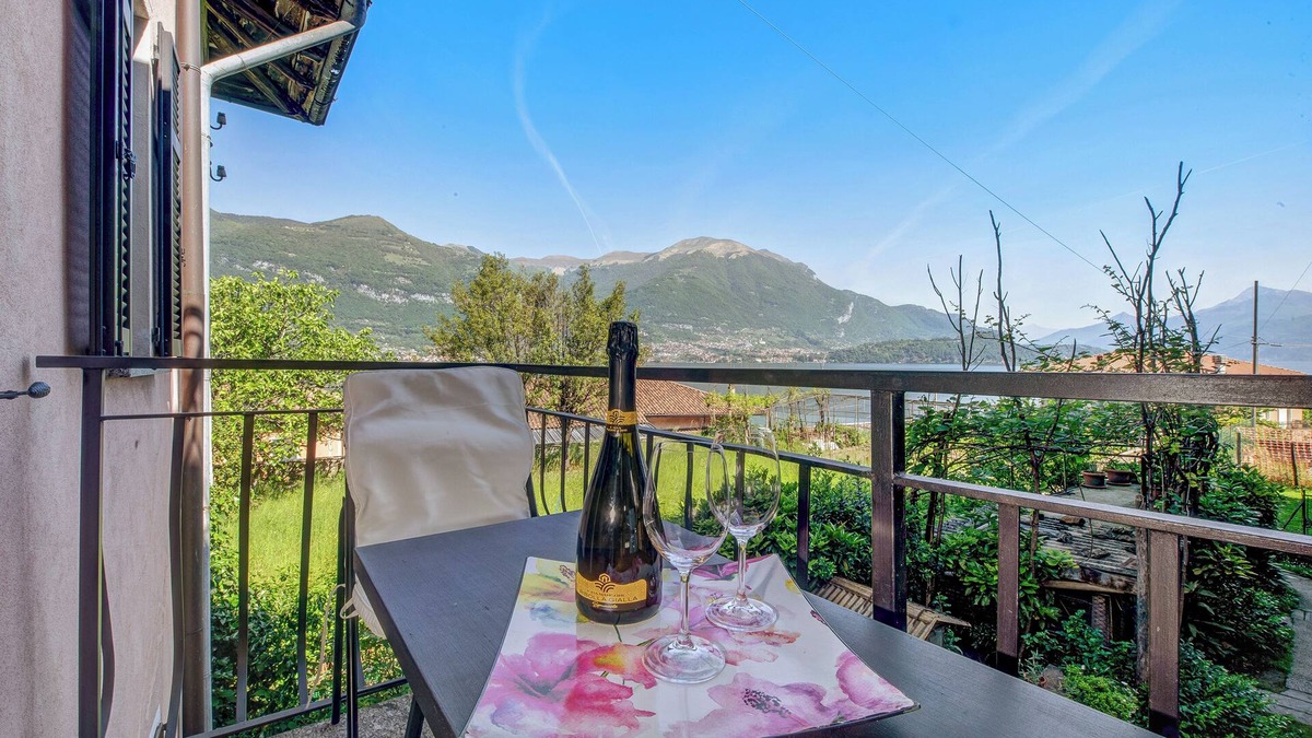 Lezzeno House | Holiday Home 'Casa Mocchetti' with Lake View, Garden & Wi-Fi