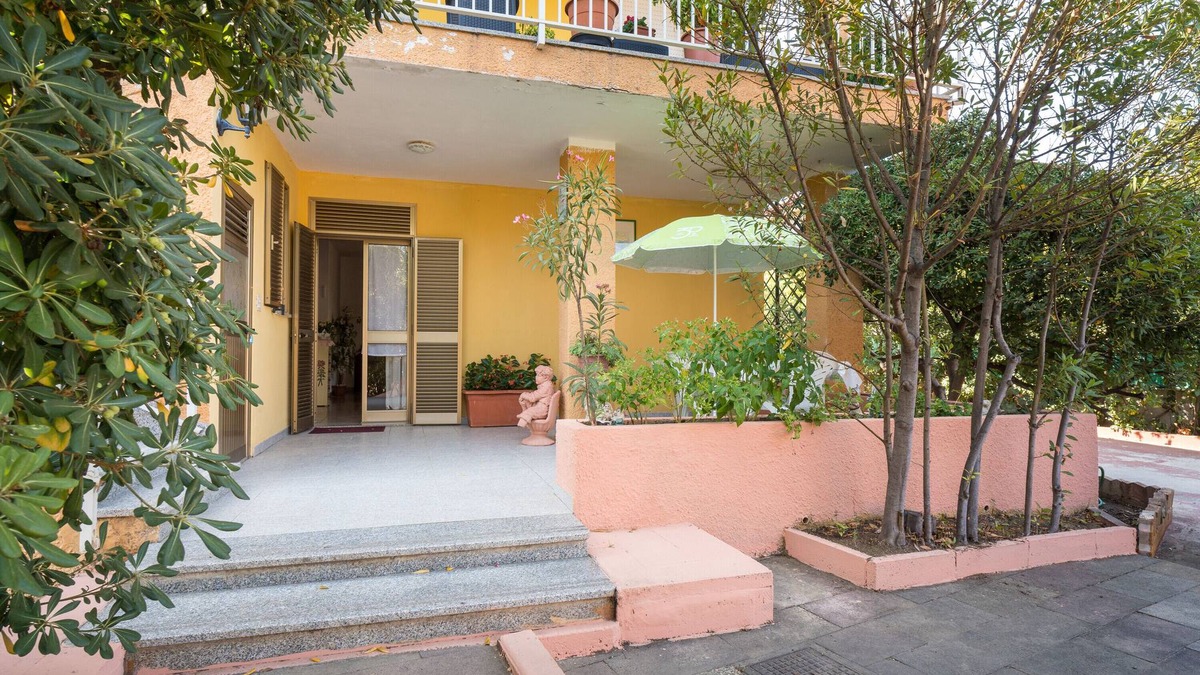 Posada House | Holiday Home 'Casa Monica' with Shared Terrace and Shared Garden