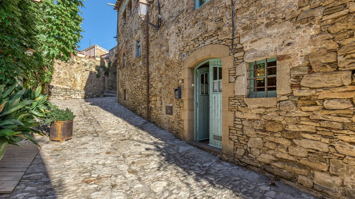 Peratallada House | Holiday Home 'Casa Peratallada' with Wi-Fi and Air Conditioning