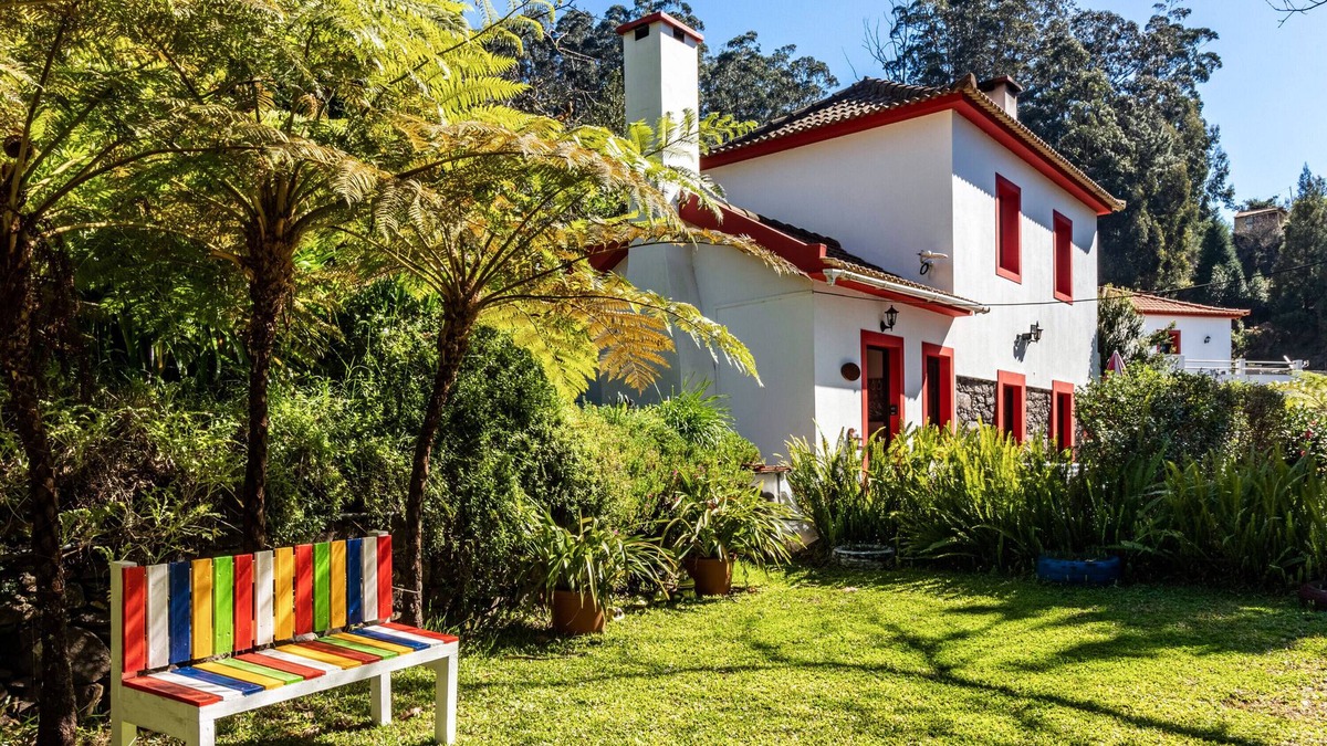 Camacha House | Holiday Home "Casa Pinheiro" with Mountain View, Garden & Wi-Fi