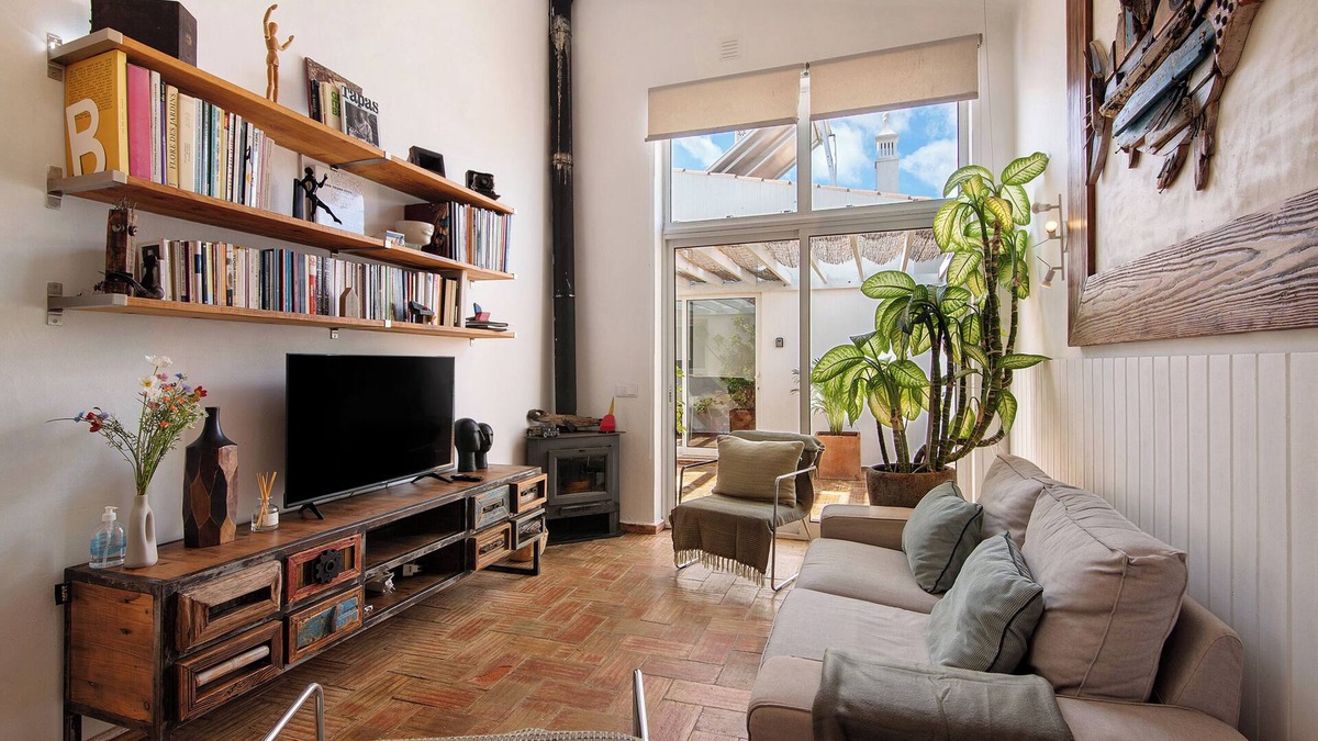 Vila Real Santo Antonio House | Holiday Home 'Casa Do Limoeiro' with Private Garden, Wi-Fi and Air Conditioning