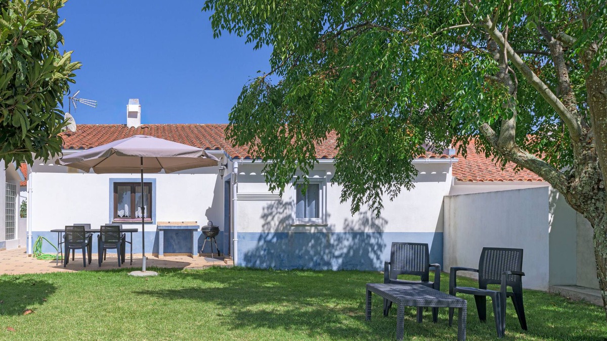 Baiona House | Holiday Home 'Casa Dos Lírios' with Mountain View, Private Terrace and Wi-Fi