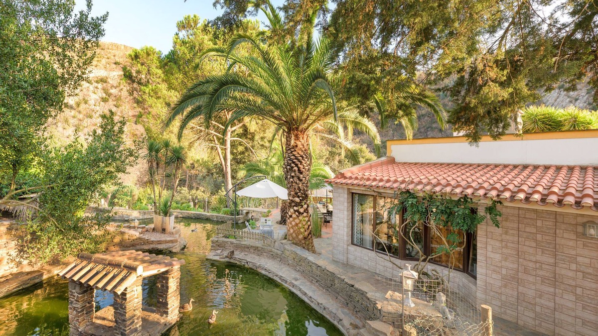 Baiona House | Holiday Home 'Casa Lago - Selão Da Eira' with Lake View, Shared Pool and Wi-Fi