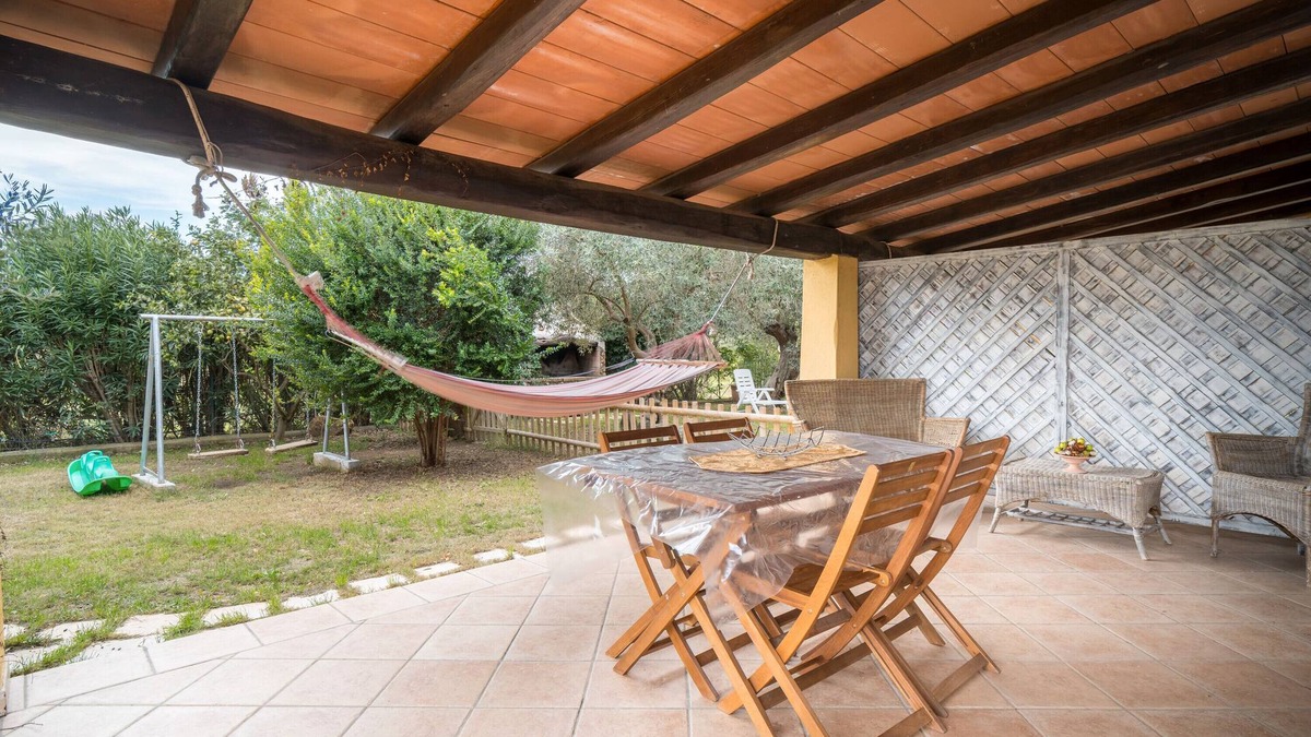Orosei House | Holiday Home 'Casa Su Barone 2' with Shared Garden, Wi-Fi and Air Conditioning