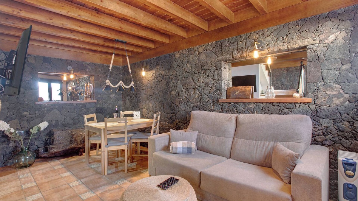 Tigaday House | Holiday Home Casa Tía Eulalia with Sea View, Solarium & Wi-Fi