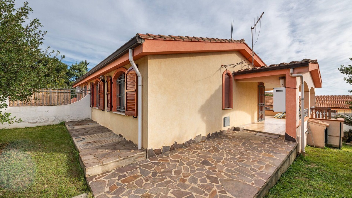 Costa Rei House | Holiday Home "Casa Vacanze delle More" with Shared Garden & Terrace