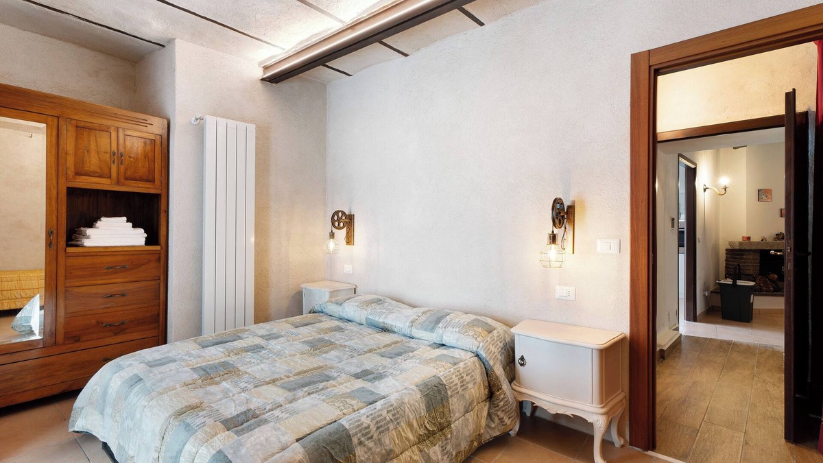 Mergozzo House | Holiday Home 'Casa Vacanze Laghi e Monti' with Mountain View, Private Garden and Wi-Fi