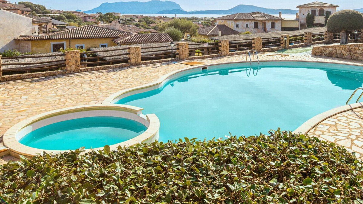 Pittulongu House | Holiday Home 'Casa Vacanze Lo Squalo' with Wi-Fi and Air Conditioning