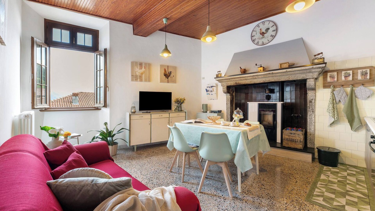 Naggio House | Holiday Home 'Casa Venanzio' with Lake View and hot tub