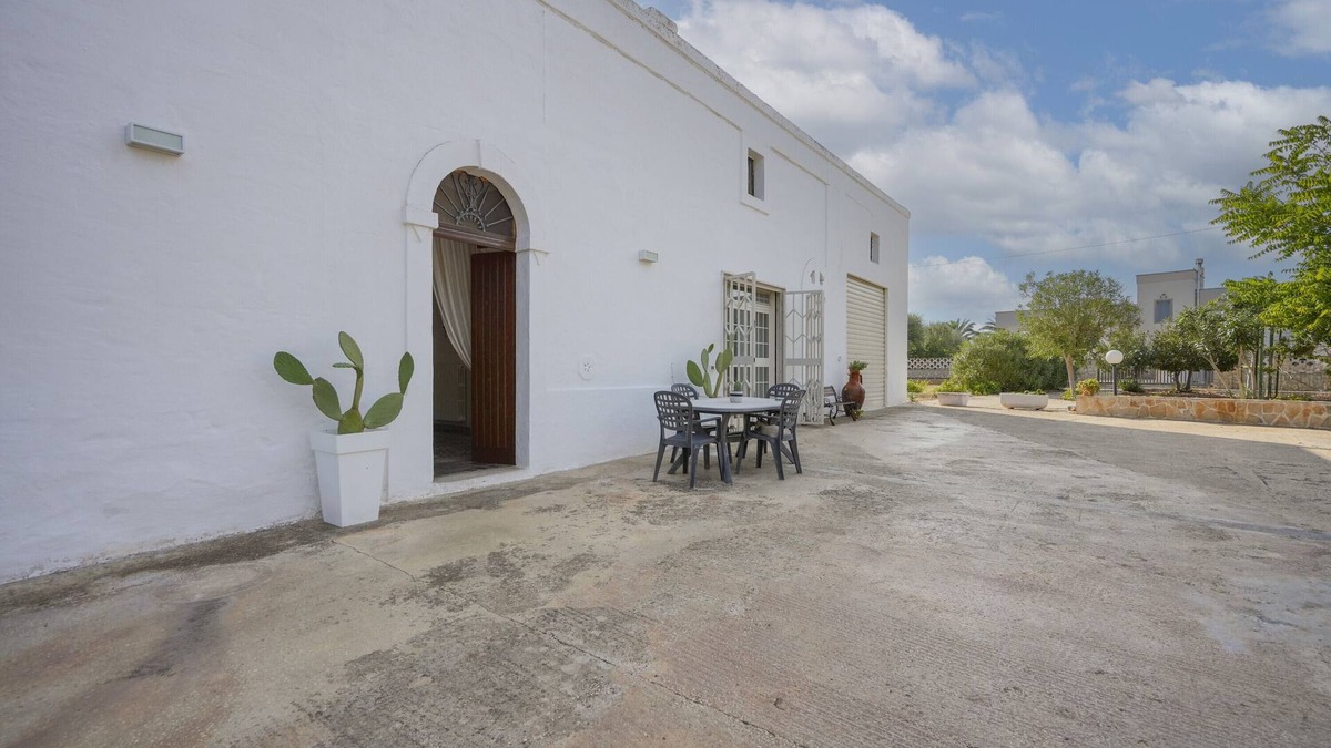 L'Assunta House | Holiday Home 'Casale Mba Graziudd' with Private Garden, Wi-Fi and Air Conditioning
