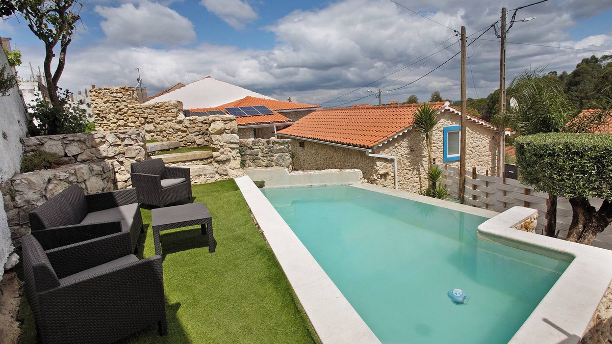 Nossa Senhora das Misericordias House | Holiday Home 'Castelos Amarelo' with Private Pool, Wi-Fi and Air Conditioning