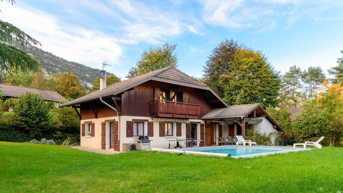 Chaparon House | Holiday Home 'Chalet Du Cret' with Private Pool, Balcony and Wi-Fi
